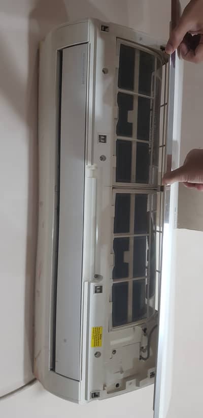 Gree 1 ton non inverter ac for sale.