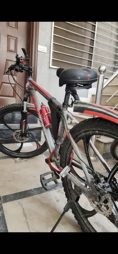 caspian 902 mountain bike premium mag wheels and dual disc / 1st owner