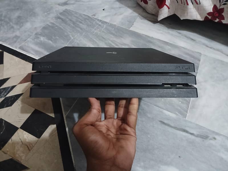 PS4 PRO MINT CONDITION 4