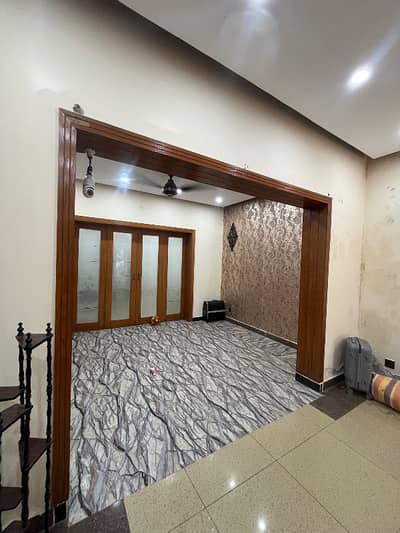 10 Marla Like New House For Rent