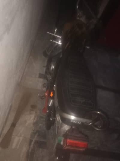Honda CG 125 2002 model sale ke liye available hai.