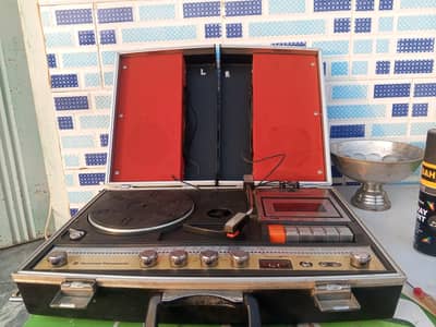 Turntable radio cassette player