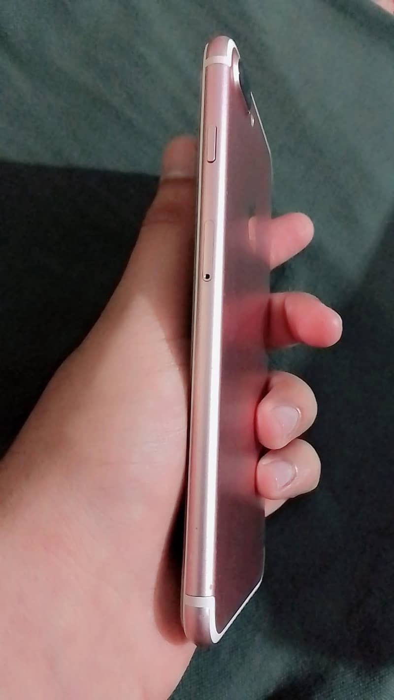 Apple iPhone 7 Plus. 4