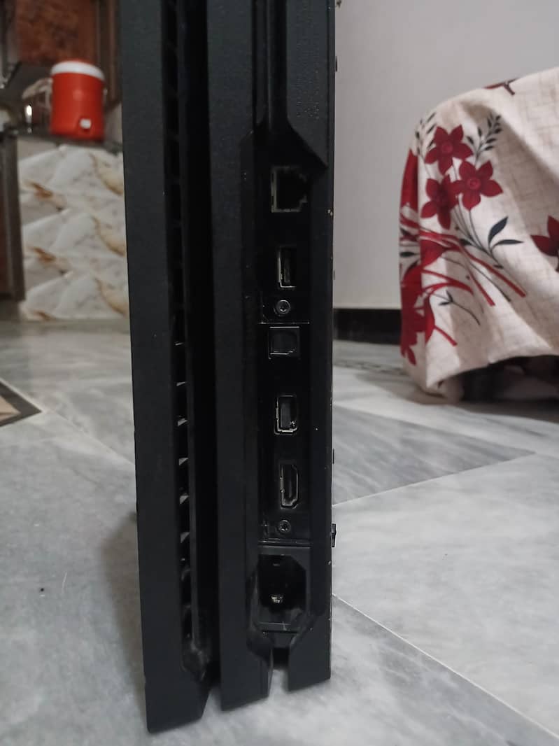 PS4 PRO MINT CONDITION 4