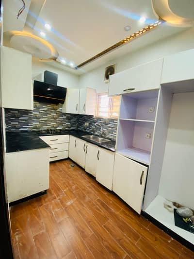 7 marla uperr portion brand new condation ma ha bajlii panii gas's Available neat and clean portion near park face masjid