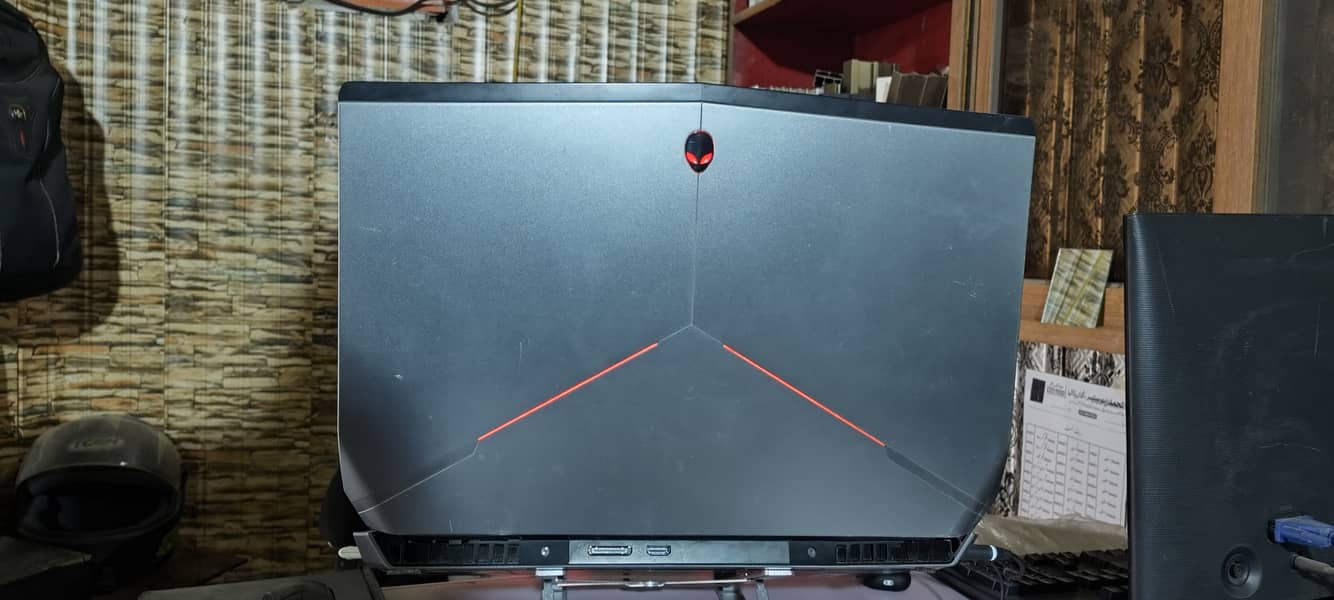 Alienware-R17 4