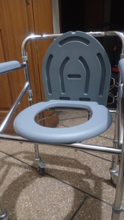 commode chair with wheels