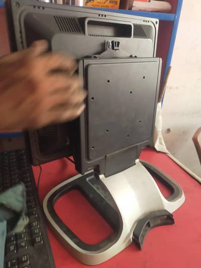 Computer core 2 du CPU with HP L1710 monitor