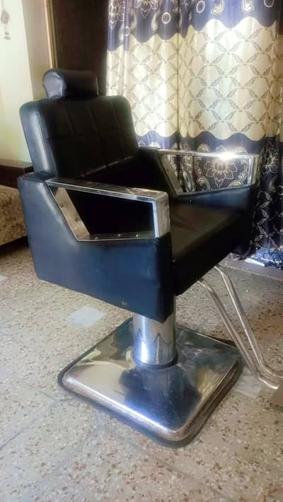 salon chair have 2 same good work using only 2 months fical chair