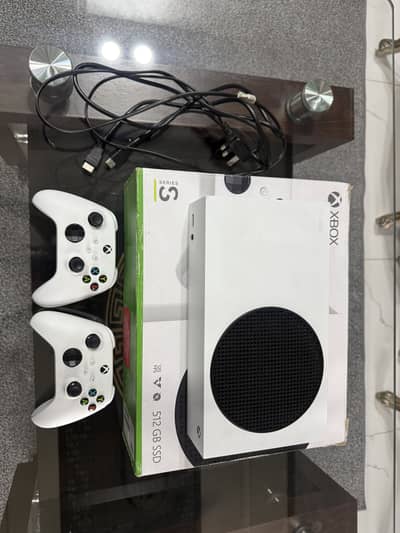 Xbox series S brand new condition 10/10 With 2 controllers