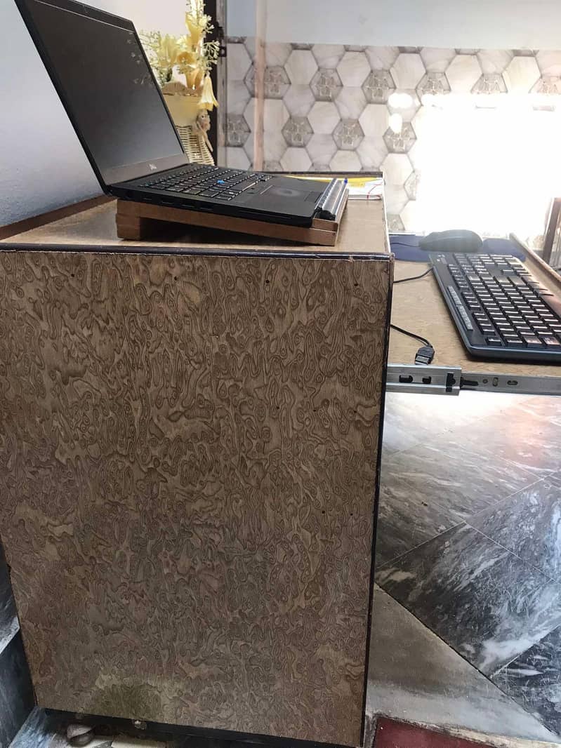 Computer table 1