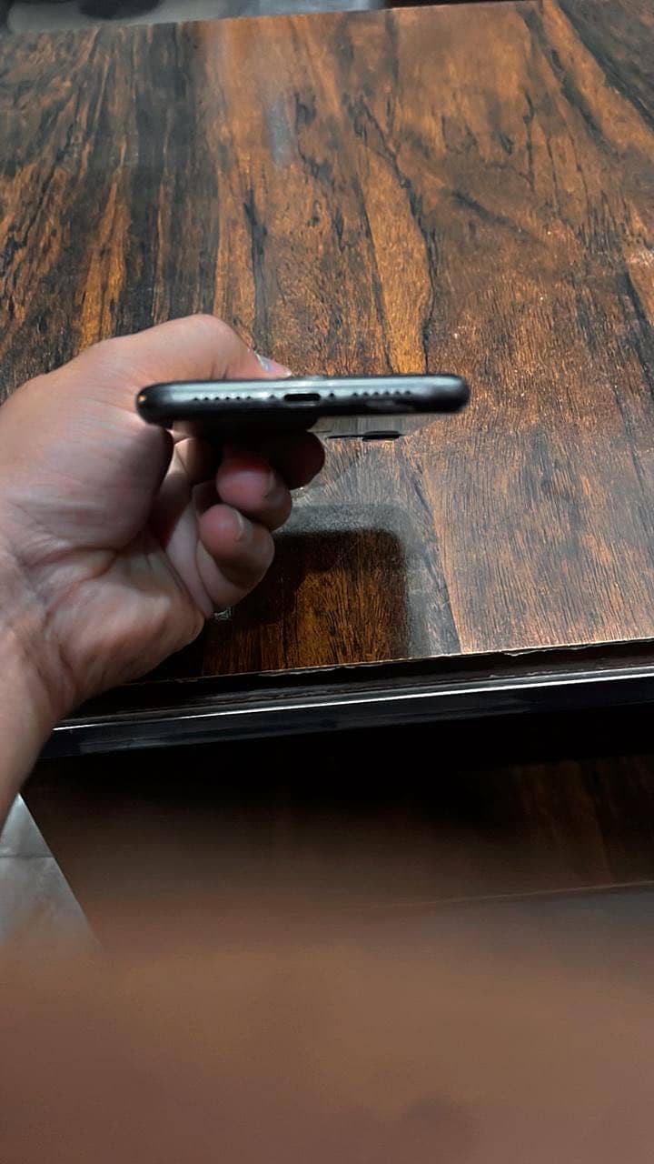 Apple iPhone 11 4