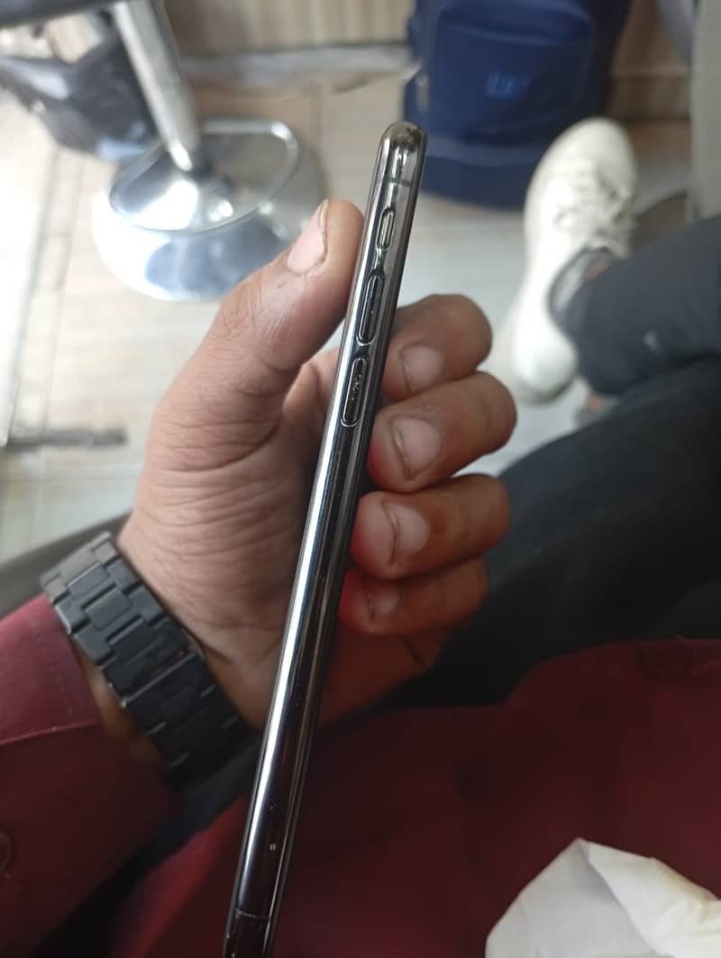 Apple iPhone X 4