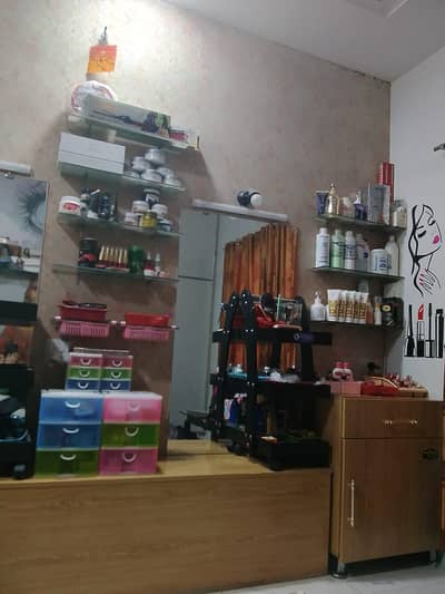 beauty porler ka sman for sale with 3 chairs sman bilkul new ha