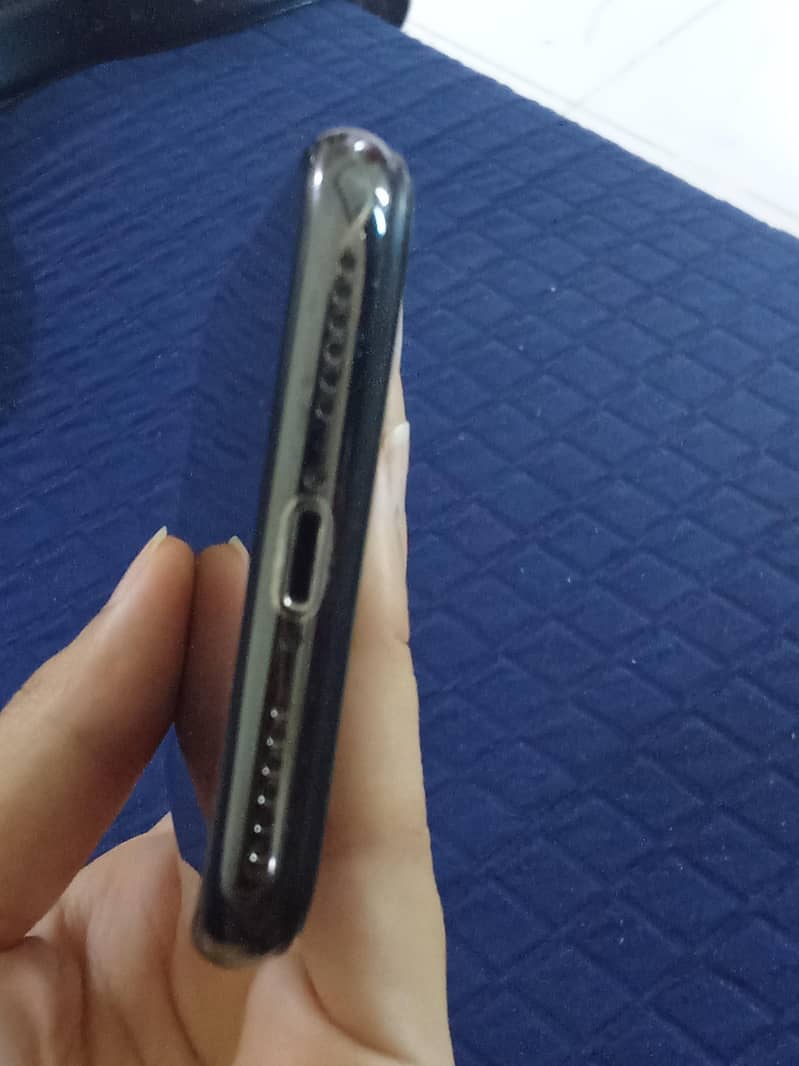 Apple iPhone X 4