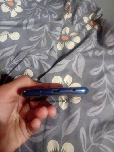 Samsung Mobile A10 plz no call only whats number 03332776160