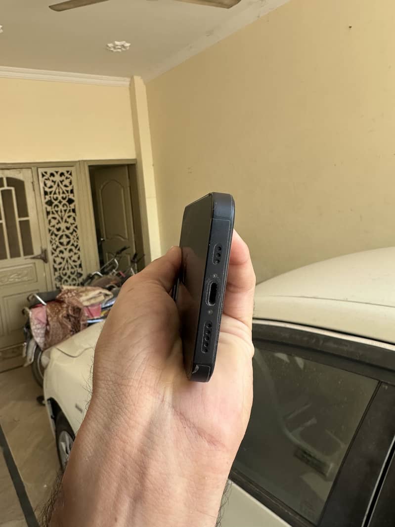Apple iPhone 13 0