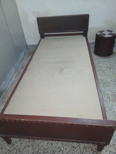 single bed.   (kiker)