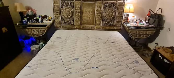 Bed with mattress and 2 sidetables