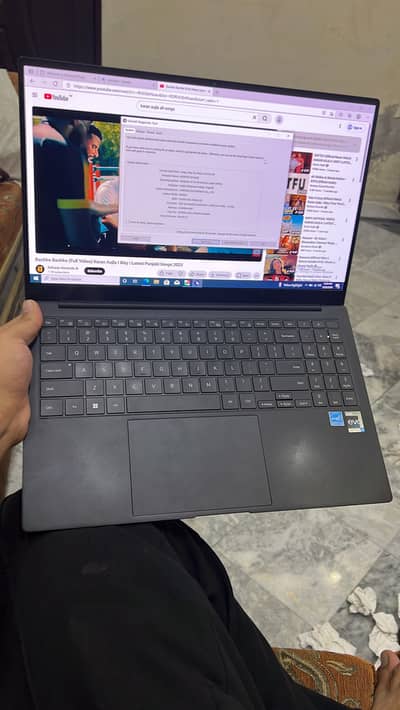 Samsung 15.6 core i7/12th gen 16/512 Ddr5