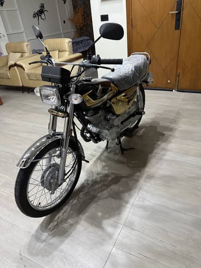 Honda 125 Black Gold Edition