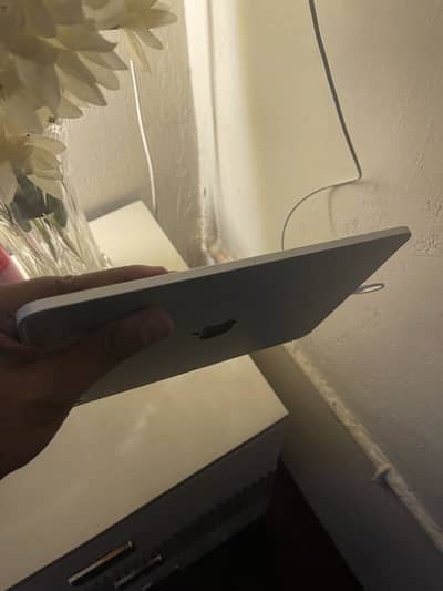 Apple i pad 11 pro Icloud lga hua ha r battery kharab ha on hota ha