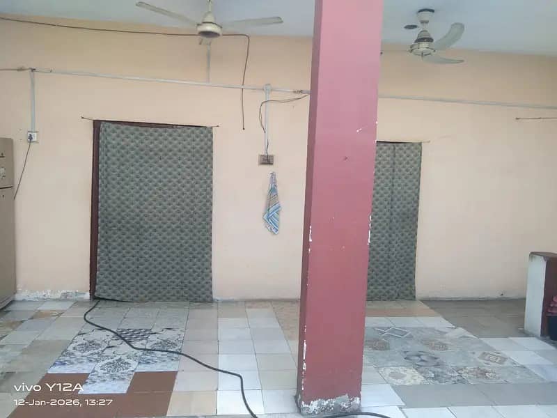 سنہری موقع! مسجد کے سامنے ساڑھے 3 مرلہ گھر، نیچے 4 دکانیں – رہائش 9