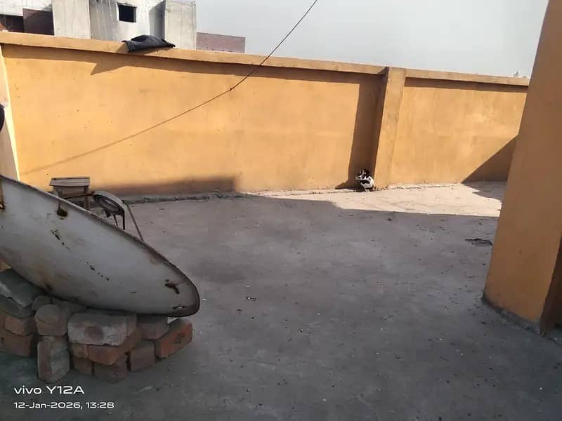 سنہری موقع! مسجد کے سامنے ساڑھے 3 مرلہ گھر، نیچے 4 دکانیں – رہائش 12