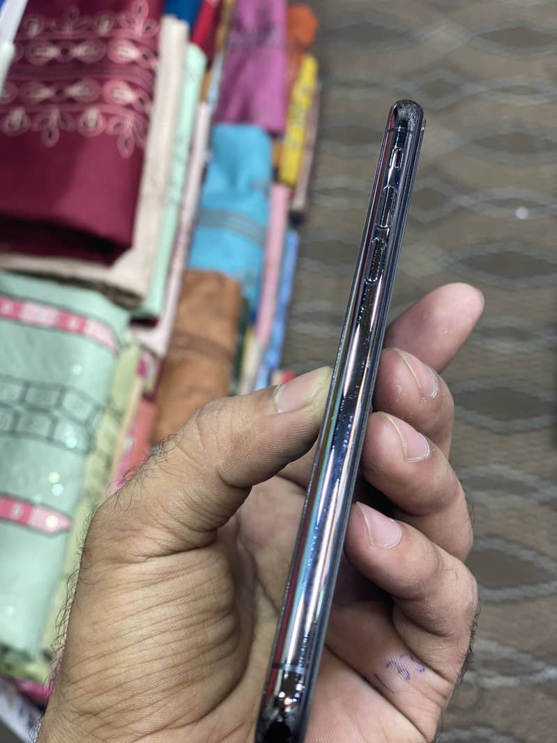 Apple iPhone X 3