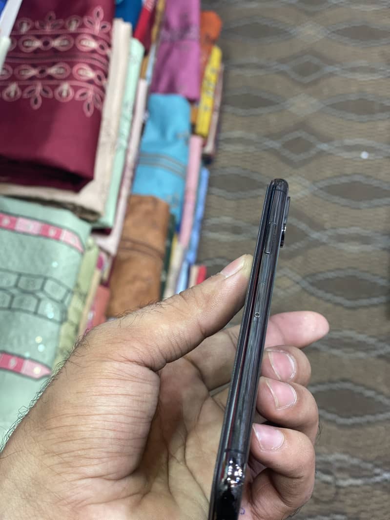 Apple iPhone X 4