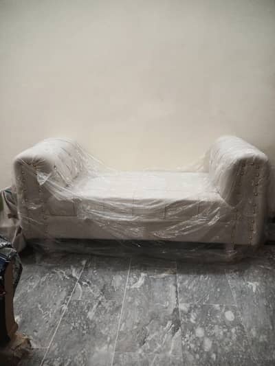Luxury White Velvet Chesterfield Sofa / Bench – Like New Condition
