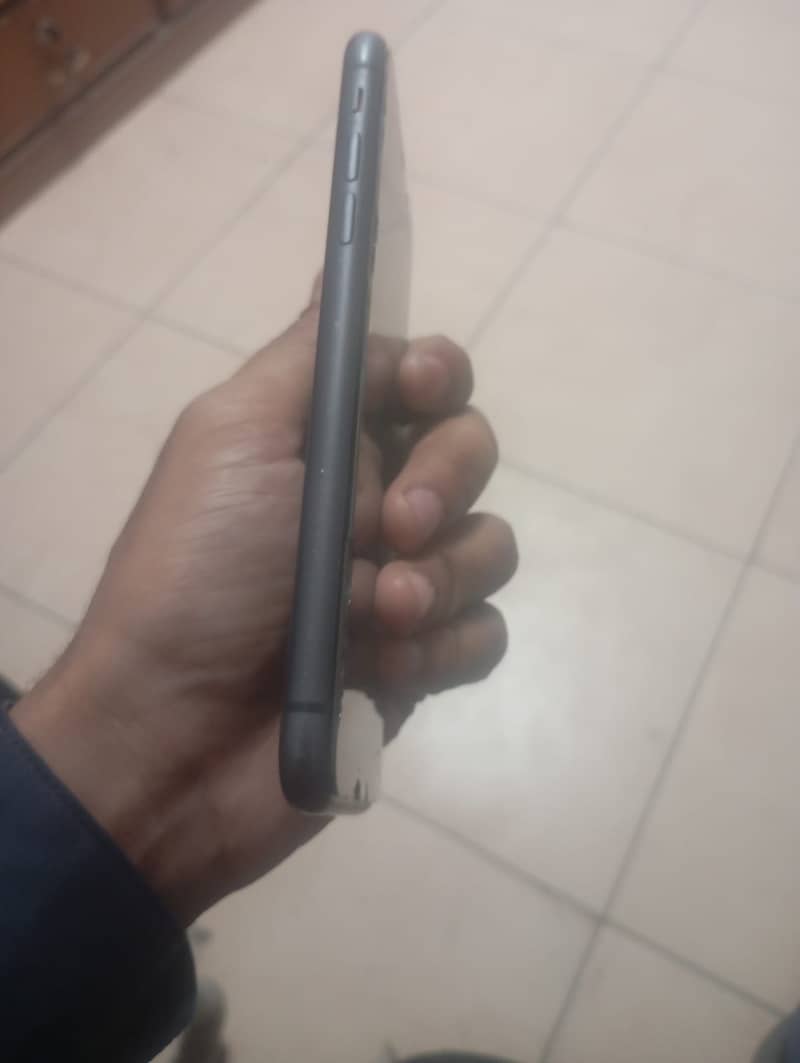 Apple iPhone 11 4