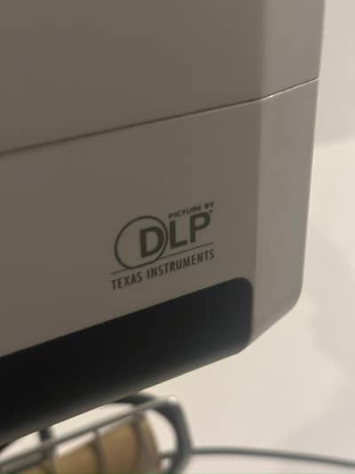 3d Projector 1.5 Lac 4k with glasses
