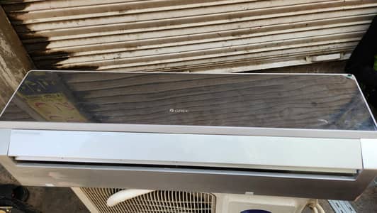 Gree 1.5 Ton Ac For sale only 20 days use look like a brand new Ac 031