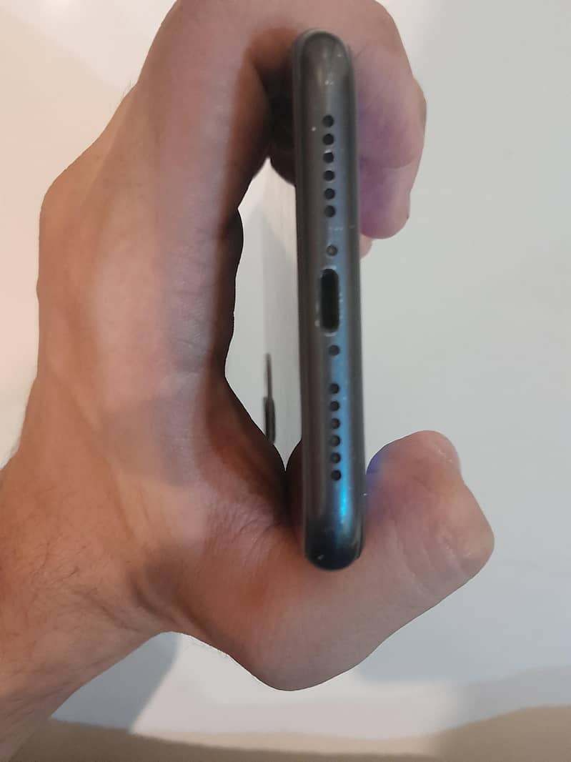 Apple iPhone 11 4
