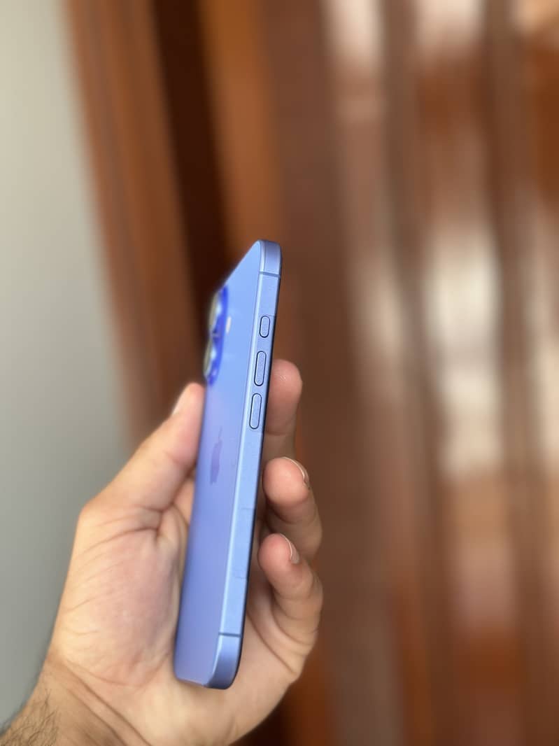 Apple iPhone 16 4
