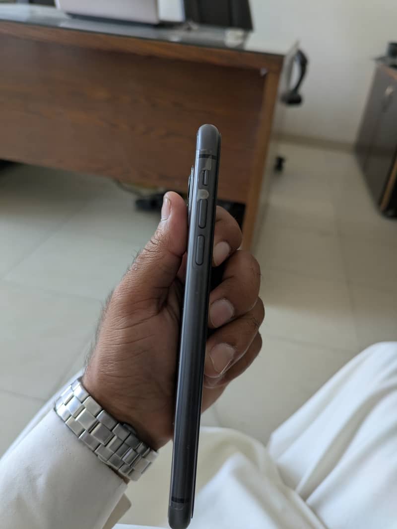 Apple iPhone 11 4