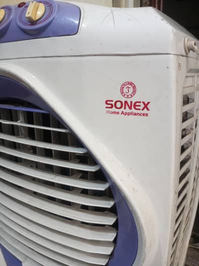 Air cooler 12 volt motor with four (4) blades fan white colour