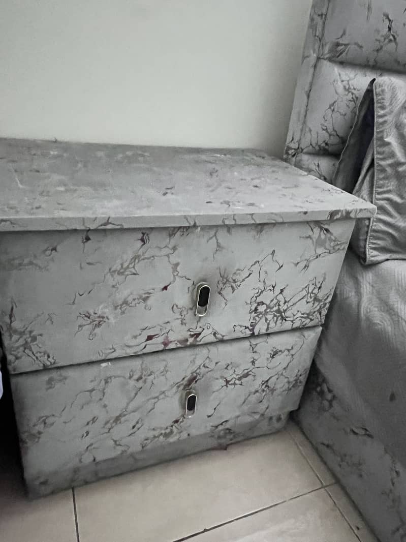 Bed with side tables 0