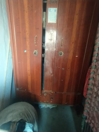 lohe ki almari for sale do sal use hai bus thodi si piche se kharab h