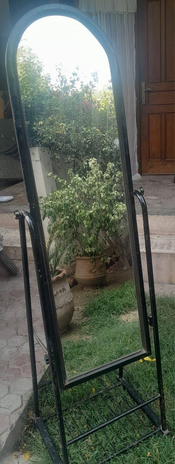 Mirror Stand 3