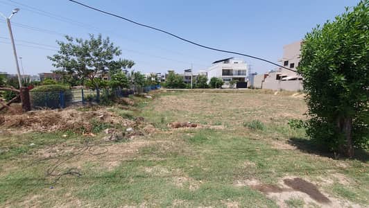 10 Marla Prime Location Plot Diamond City | Park Facing Near Market