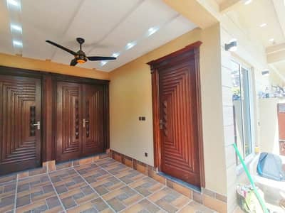 Prime Location House Of 5 Marla Available For sale In Johar Town Phase 2