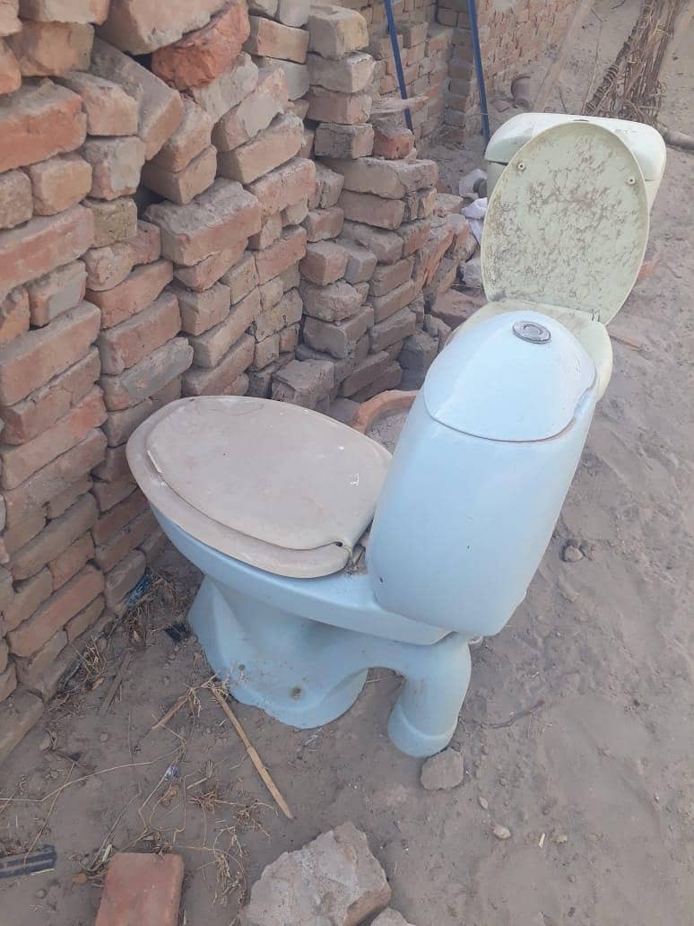 two commode 3