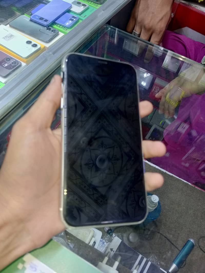 iPhone 11 sim time 3