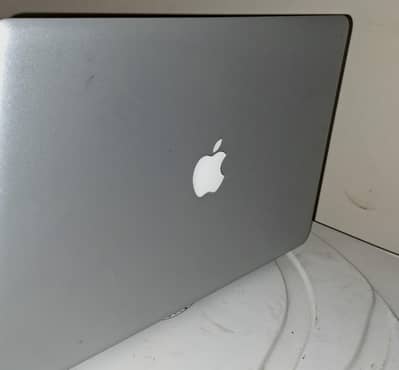 MAC BOOK PRO i7