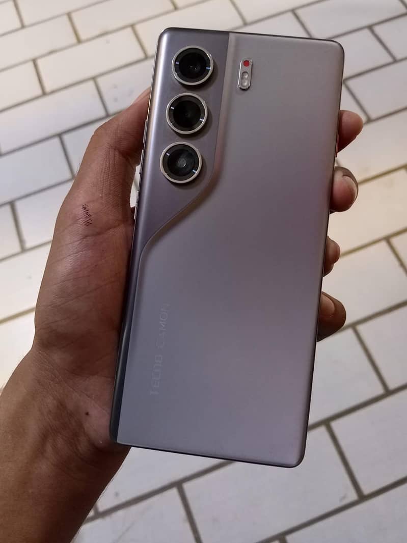 Tecno CAMON 40 Pro 0