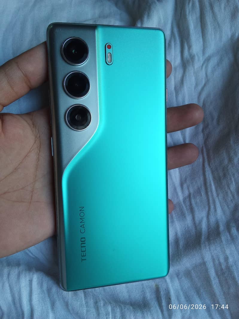 Tecno CAMON 40 Pro 0