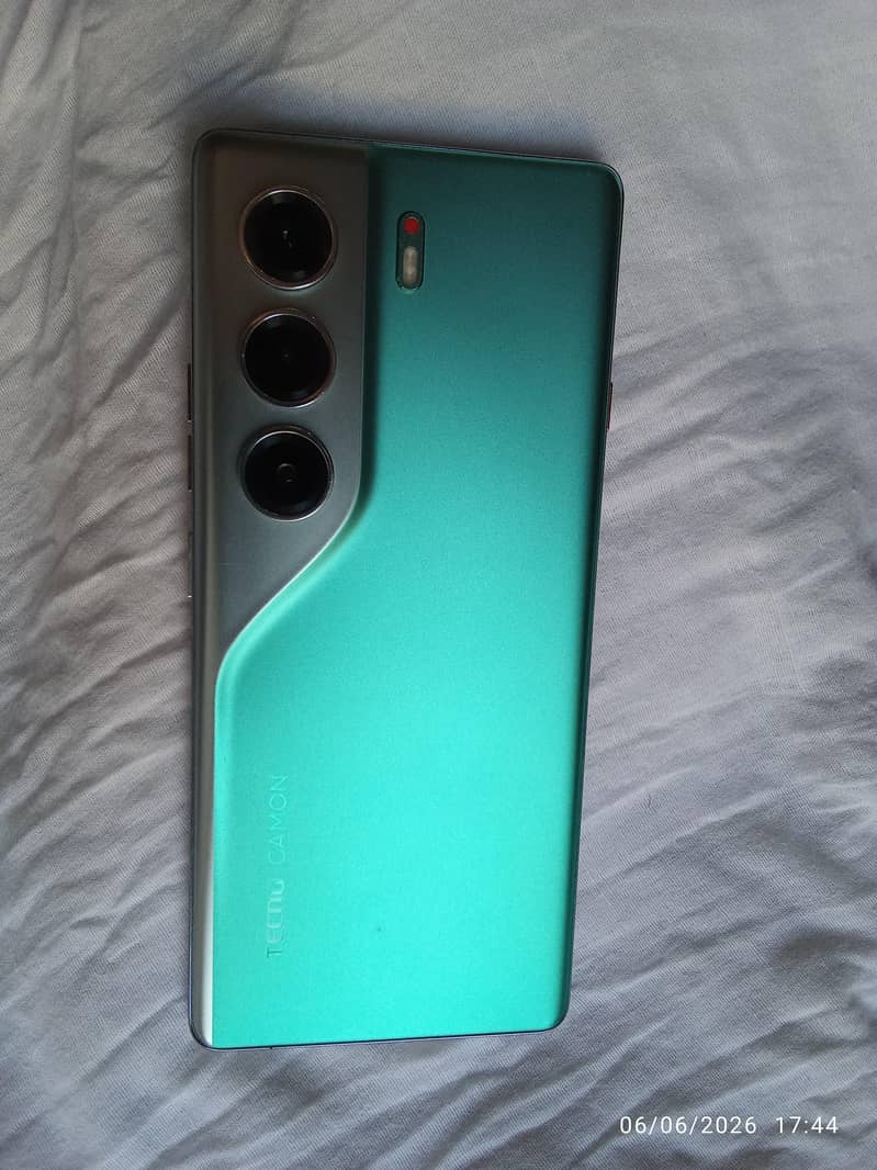 Tecno CAMON 40 Pro 1