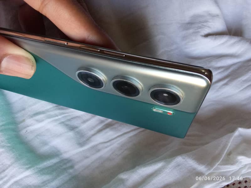 Tecno CAMON 40 Pro 4
